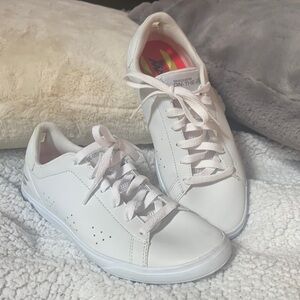 Womens white light weight Skechers on the go sneaker 6.5 good used condition
